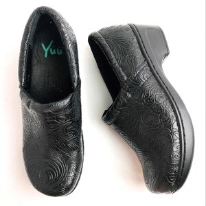 NWOT Yuü 'Bethanee' Black Tooled Faux Leather Clogs Sz. 6